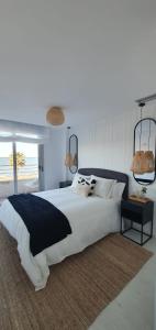 Postel nebo postele na pokoji v ubytování Palmeras Suite - Marenia s Dream