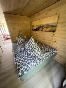 เตียงในห้องที่ Hausboot Jeknic