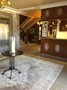 a lobby with a table in the middle of a room at HOTEL O NOSO BAR in Cambados