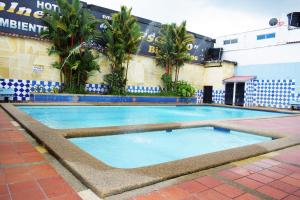 Hotel Descanso Inn Villavicencio tesisinde veya buraya yakın yüzme havuzu