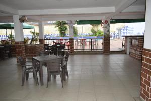 a dining room with tables and chairs in a restaurant at Hotel Descanso Inn Villavicencio in Villavicencio