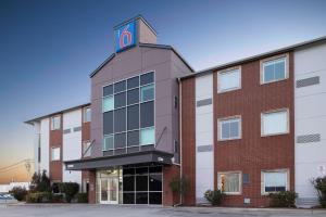 Un edificio con un orologio sopra. di Motel 6-Norman, OK a Norman