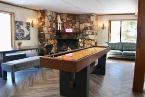 sala de estar con mesa de billar y chimenea en Sierra Blue Hotel & Swim Club en Big Bear Lake