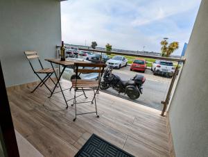 einen Balkon mit einem Tisch und einem Motorrad darauf in der Unterkunft Silvaapartments in Praia da Barra