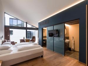 A bed or beds in a room at Platzhirsch Kufstein