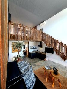 un soggiorno con divano e tavolo di Mykonian Art Homes - Casa Noe a Mykonos Città