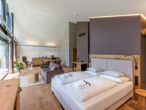 A bed or beds in a room at Platzhirsch Kufstein