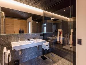 A bathroom at Platzhirsch Kufstein