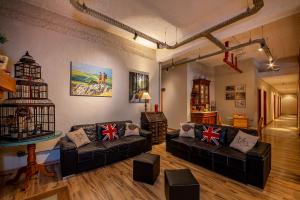 a living room with two couches and a bird cage at Hotel Britanico Express in Gramado +36 photos