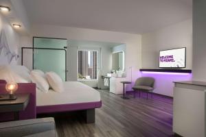 Postel nebo postele na pokoji v ubytování YOTEL Miami