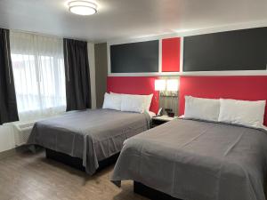 Ένα ή περισσότερα κρεβάτια σε δωμάτιο στο Seven Seas Inn & Suites