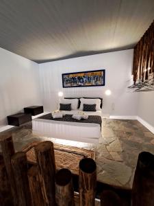 Tempat tidur dalam kamar di Mykonian Art Homes - Casa Noe