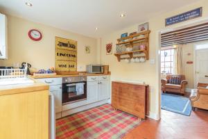 Kuchyň nebo kuchyňský kout v ubytování Chapel Cottage + 25 fotografií