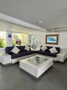 sala de estar con sofá blanco y negro en Edificio Bay Point Apartmento 307, en San Andrés