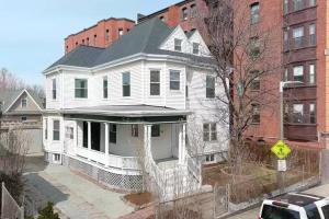 Biały dom z czarnym dachem na ulicy w obiekcie Boston Monadnock Properties w mieście Boston