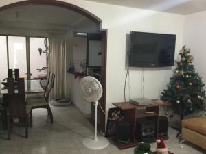 een woonkamer met een kerstboom en een ventilator bij CASA 37 RESERVA DEL BOSQUE - villavicencio in Villavicencio