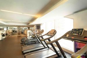 Fitnesa centrs un/vai fitnesa iespējas naktsmītnē LUX Marina Promenade Penthouse Suite