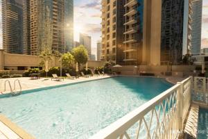 Bazén v ubytování LUX Marina Promenade Penthouse Suite nebo v jeho okolí