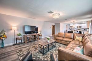 TV a/nebo společenská místnost v ubytování 1 Mi to Hersheypark Family Home with Game Room!