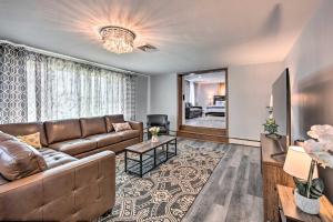 Зона вітальні в 1 Mi to Hersheypark Family Home with Game Room!