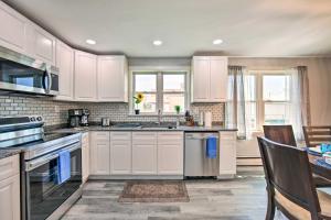 Кухня або міні-кухня у 1 Mi to Hersheypark Family Home with Game Room!