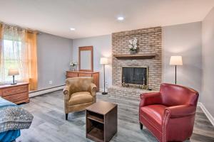 Зона вітальні в 1 Mi to Hersheypark Family Home with Game Room!