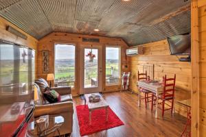 Posezení v ubytování Rustic Norfork Studio with Million Dollar View!