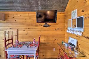 Televízia a/alebo spoločenská miestnosť v ubytovaní Rustic Norfork Studio with Million Dollar View!