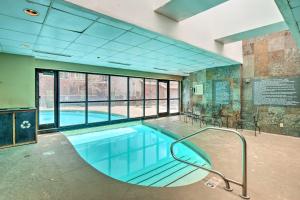 una gran piscina en un edificio en Idyllic Grand Lodge Condo Steps to the CB Lifts! en Mount Crested Butte