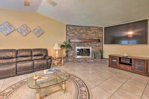 sala de estar con sofá y TV grande en Edgewater Abode about 7 Mi to New Smyrna Beach!, en Edgewater