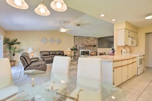 cocina y sala de estar con mesa y sillas en Edgewater Abode about 7 Mi to New Smyrna Beach!, en Edgewater