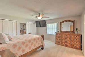 エッジウォーターにあるEdgewater Abode about 7 Mi to New Smyrna Beach!のベッドルーム1室(ドレッサー付きベッド1台、鏡付)