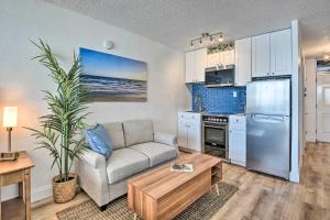 Kuchyňa alebo kuchynka v ubytovaní Oceanfront, Fourth-Floor Condo on Daytona Beach!