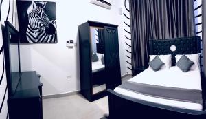 - une chambre avec 2 lits et un miroir dans l'établissement Africa Mbweni Apartment, à Kiembi Samaki