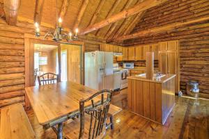 曾斯維爾的住宿－Rustic Zanesville Getaway with Expansive Yard!，厨房配有木桌和冰箱。
