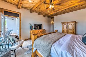 ルイドソにあるLuxe Ruidoso Home with Hot Tub and Mountain Viewsの木製の天井が特徴のベッドルーム1室(ベッド1台付)