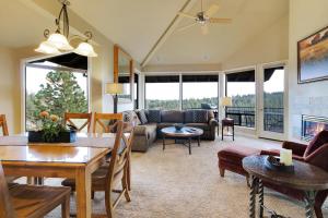 uma sala de estar com um sofá e uma mesa em River Ridge 420AB em Bend