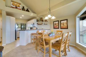 uma cozinha e sala de jantar com uma mesa de madeira e cadeiras em River Ridge 420AB em Bend