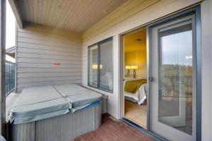 um quarto com uma varanda com uma cama e uma janela em River Ridge 420AB em Bend