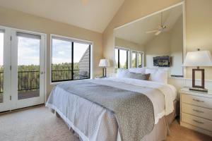 een slaapkamer met een groot bed en een balkon bij River Ridge 422A in Bend