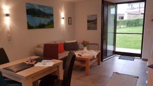 uma sala de estar com um sofá e uma mesa em Ferienwohnung Rositta em Bad Endorf