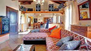 a living room with a couch and a table at Kornata Country House in Kornáta