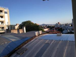un toit métallique au-dessus d'un bâtiment dans l'établissement El Descanso, à Salta