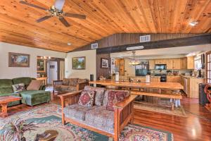 una sala de estar con un sofá y una mesa en Gorgeous Oakhurst Retreat with Swimming Hole!, en Oakhurst