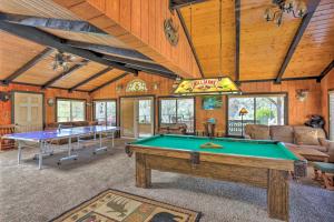 sala de estar con mesa de billar y de ping pong en Gorgeous Oakhurst Retreat with Swimming Hole!, en Oakhurst