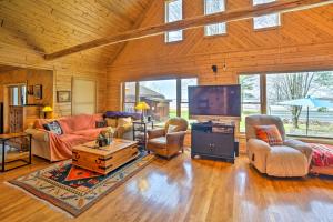 O zonă de relaxare la Beachfront Lake Michigan Log Cabin with Sauna!