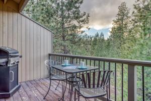 a table and chairs on a balcony with a grill at Ski House 214 in Bend