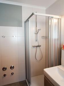 ビューズムにあるHaus Seemeile Wohnung 2 19の浴室のガラス扉付きシャワー