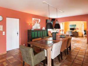 uma sala de jantar com uma mesa de madeira e cadeiras em Beautiful villa near Valbonne with garden em Villeneuve-Loubet