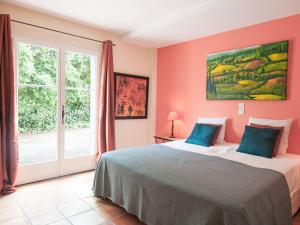 um quarto com uma cama e uma grande janela em Beautiful villa near Valbonne with garden em Villeneuve-Loubet